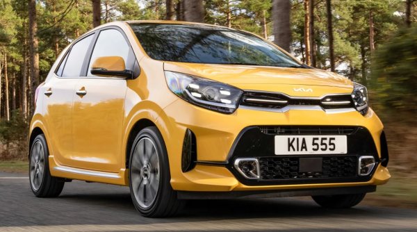 Един от от най-малките автомобили в списъка, изглежда се представя също толкова добре, колкото и много по-големи, когато става въпрос за качеств. Picanto идва с познатата за малката седемгодишна/150 000 километра фабрична гаранция на Kia. Когато се комбинира с разумните резултати на южнокорейския градски автомобил за съотношение цена-качество и експлоатационни разходи, трябва да сте спокоен, че ще го карате дълго време.

Kia вече не предлага Picanto с три врати, така че вашата единствена опция е хечбек с пет. В горната част на гамата са моделите X-Line S, GT-Line и GT-Line S. Както подсказва името, автомобилите GT-Line и GT-Line S имат спортен външен вид, докато X-Line S добавя повишен просвет, масивни офроуд брони и разширения на арките на колелата за външен вид на SUV.

В Picanto се предлагат два бензинови двигателя: 1,0-литров трицилиндров и 1,0 T-GDi турбо версия. Те произвеждат съответно 66 и 99 коня. Не всички се продават във всяка версия. Всички вървят с петстепенна механична скоростна кутия като стандарт, но има петстепенна автоматична извън турбо версиите.